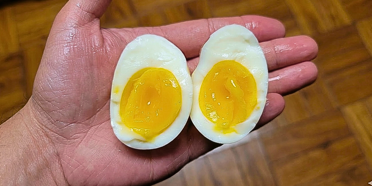 Misky s výživnými ingrediencemi — vejce, luštěniny, čerstvá zelenina